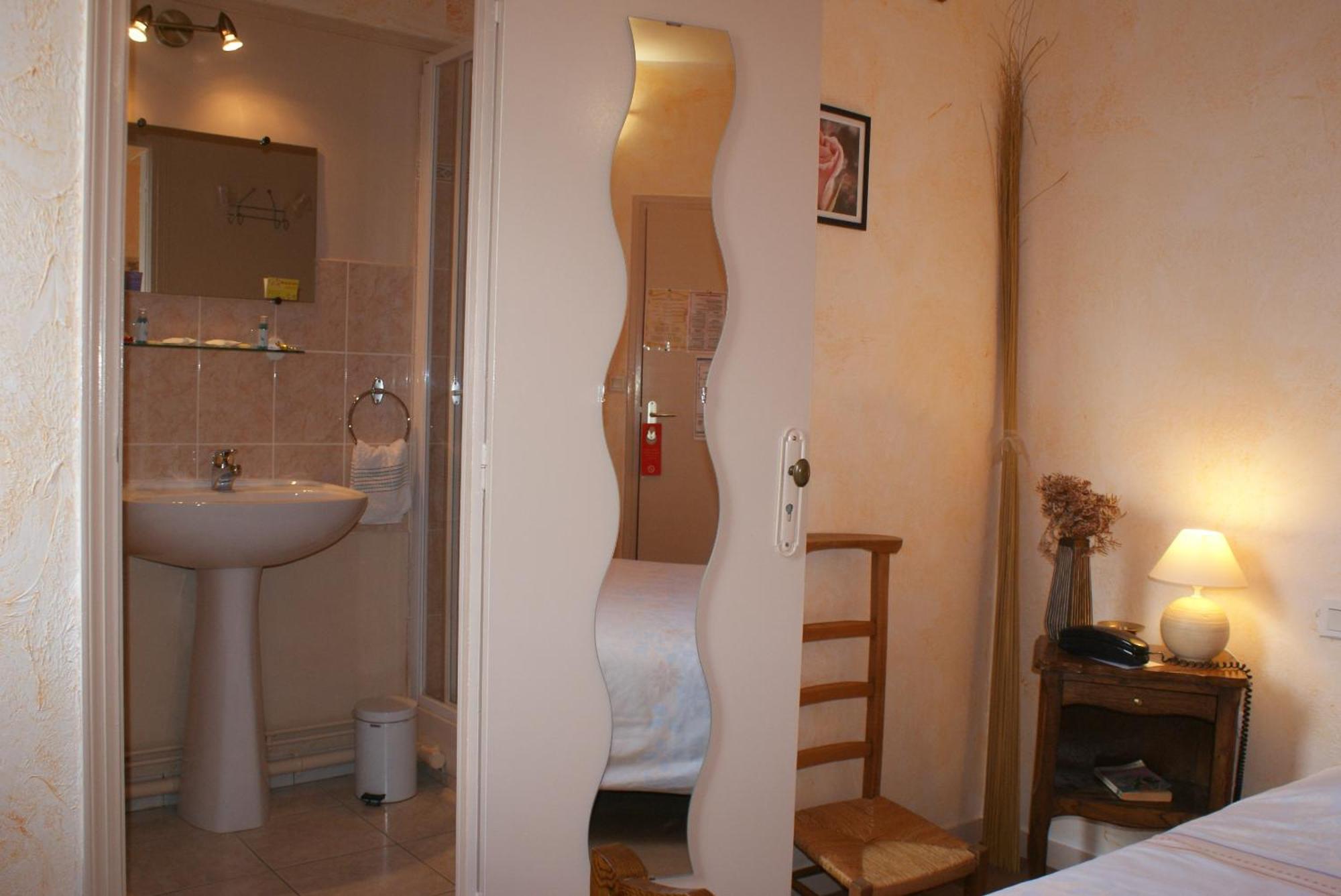 Moulins-la-Marche Hotel Le Dauphin מראה חיצוני תמונה
