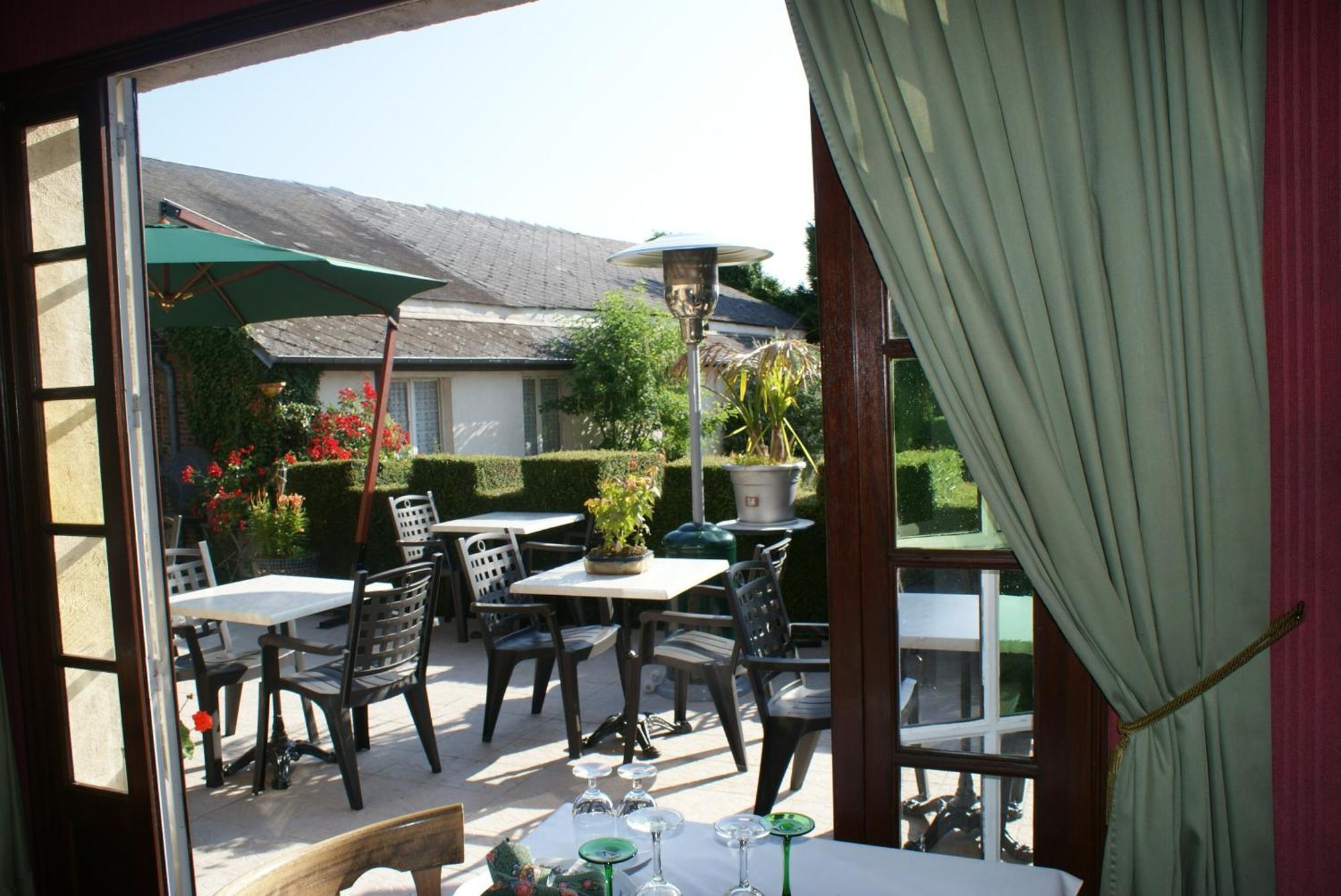 Moulins-la-Marche Hotel Le Dauphin מראה חיצוני תמונה