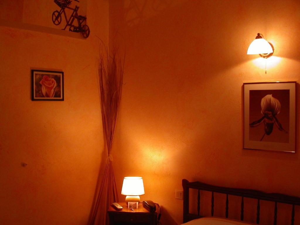 Moulins-la-Marche Hotel Le Dauphin חדר תמונה